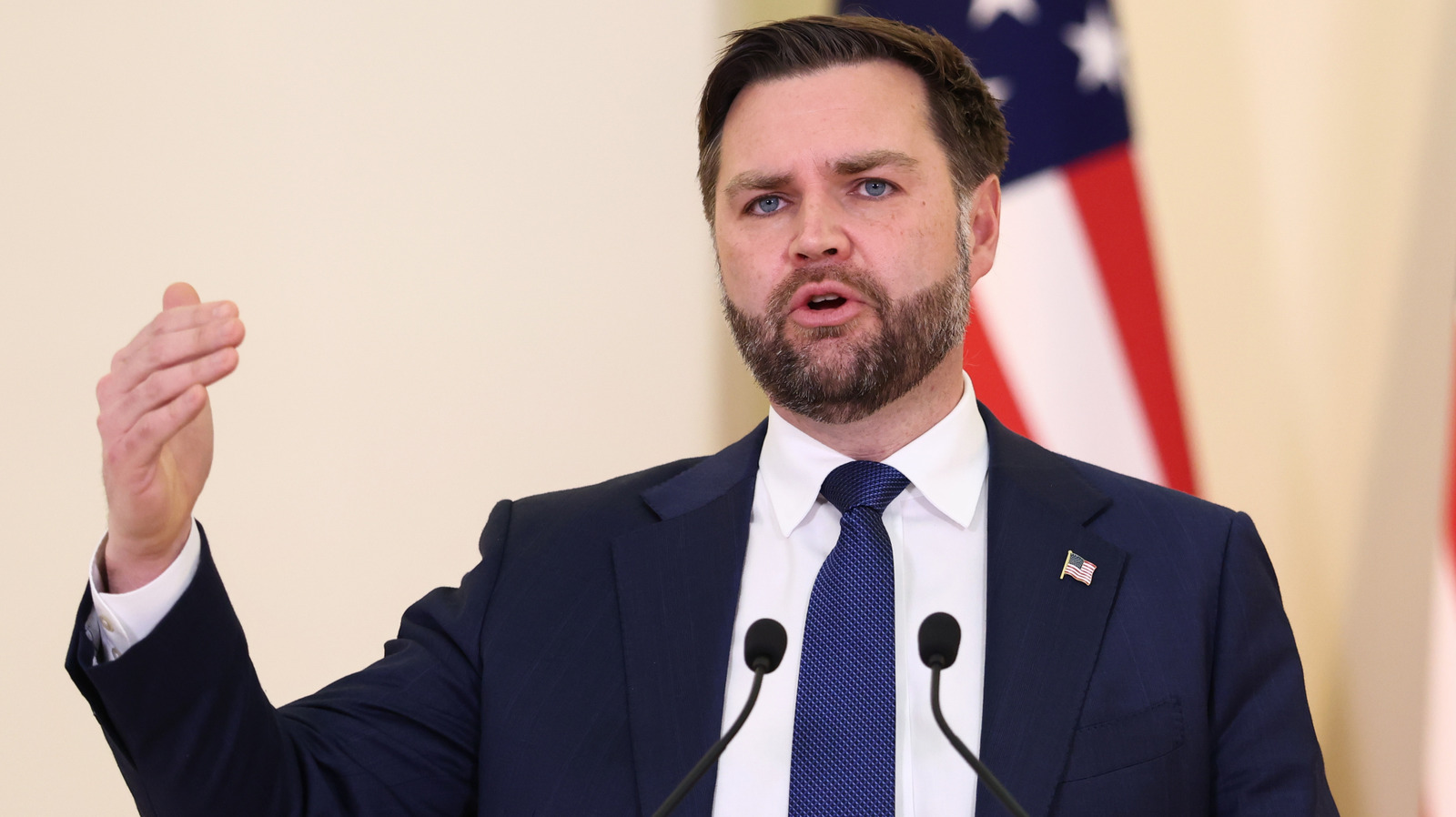 صورة جنبًا إلى جنب لخسارة الوزن التي يعاني منها جي دي فانس تضع أسلوب حياته في دائرة الضوء