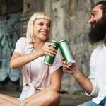 قم بإعادة تدوير علب البيرة وتحويلها إلى مزارع معلقة فريدة من نوعها للنباتات الزائدة