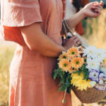 قم بتحويل سلال النزهة العتيقة إلى أجمل ديكور للشرفة المعلقة