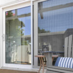 قم بتغطية الأبواب الزجاجية المنزلقة ببديل أنيق للستائر الرأسية