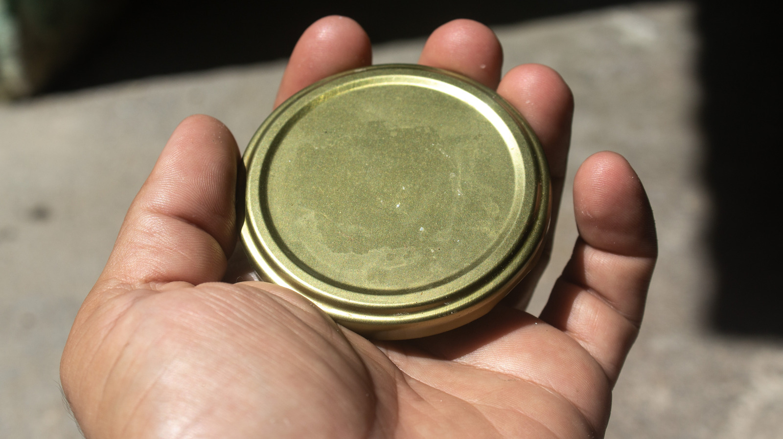 كيفية تحويل أغطية الجرار القديمة بسهولة إلى ديكور رائع لسطح العمل