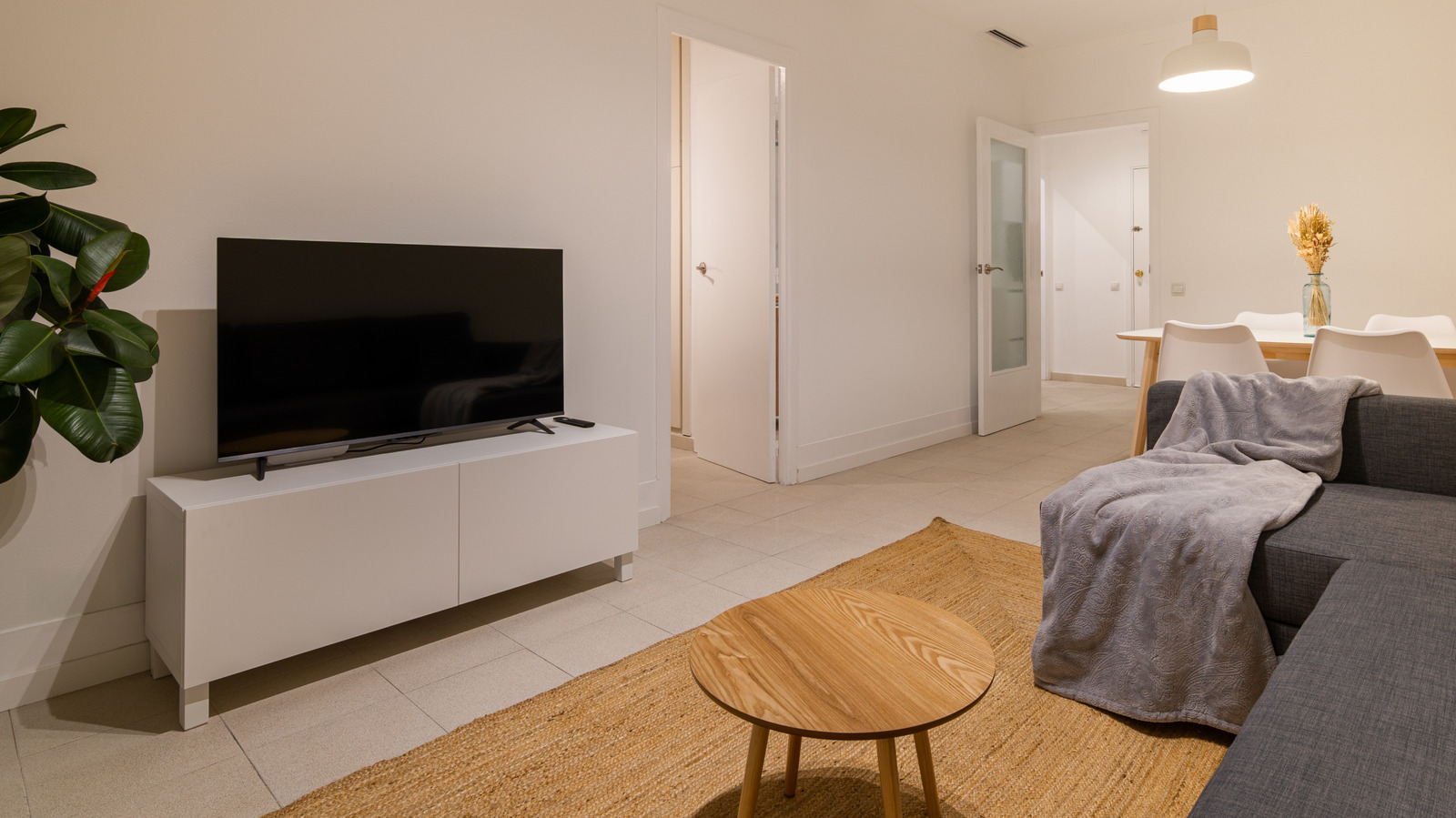 ليست وحدة تحكم، وليست مدمجة: هناك بديل لحامل التلفزيون بسعر معقول