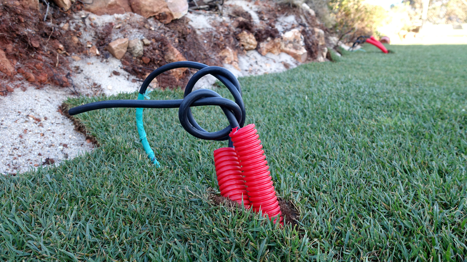 ماذا تفعل إذا وجدت أسلاكًا أو كابلات مكشوفة في حديقتك