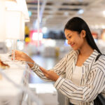 استخدم مواد ميسورة التكلفة لمنح مصباح طاولة IKEA الأساسي ترقية رائعة