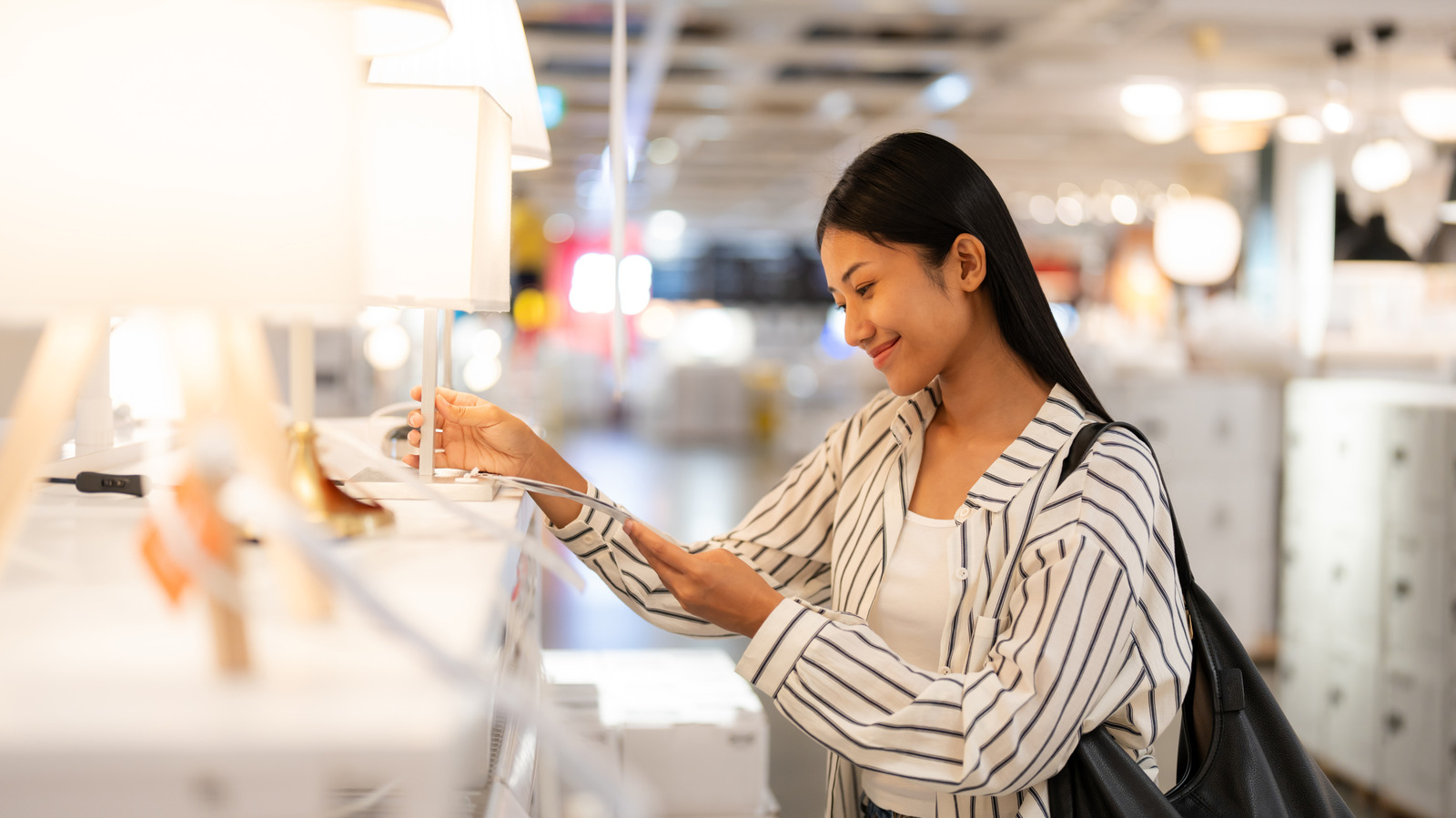 استخدم مواد ميسورة التكلفة لمنح مصباح طاولة IKEA الأساسي ترقية رائعة