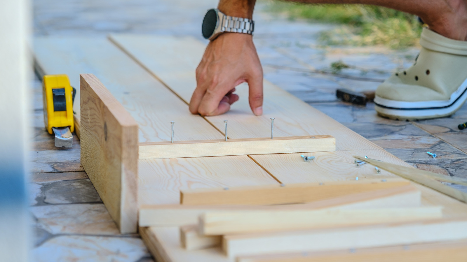 مقعد الشرفة DIY الذي يمكن استخدامه كمخزن للحطب للحصول على جاذبية أنيقة