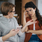 نصائح قديمة للعناية بالبشرة لا يمكن لجيل الألفية أن يتحملها على الإطلاق