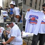 يتم بيع سلع Bootleg Knicks مثل الكعك الساخن في موكب شريط الشريط في مدينة نيويورك