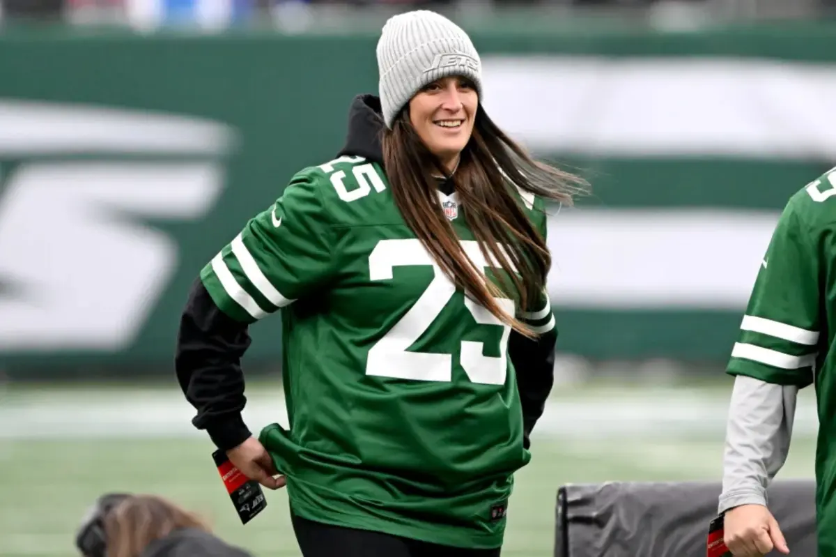 من مشجعي Jets الرائعين الذين حاولوا تسجيل هدف ميداني لمسافة 100 ألف يعودون إلى MetLife بتذاكر كأس العالم
