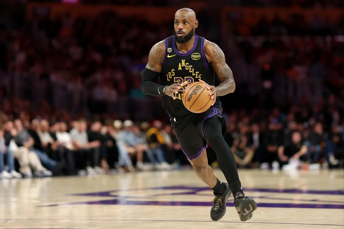 ليبرون جيمس ينضم إلى 76ers بعد رحيله عن ليكرز