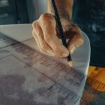 تحويل لوح ركوب الأمواج القديم إلى طاولة قهوة أنيقة باستخدام أداة ذكية