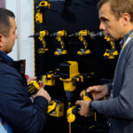صفقة شراء واحدة واحصل على اثنتين مجانًا من Home Depot على أدوات Dewalt لن تدوم طويلًا