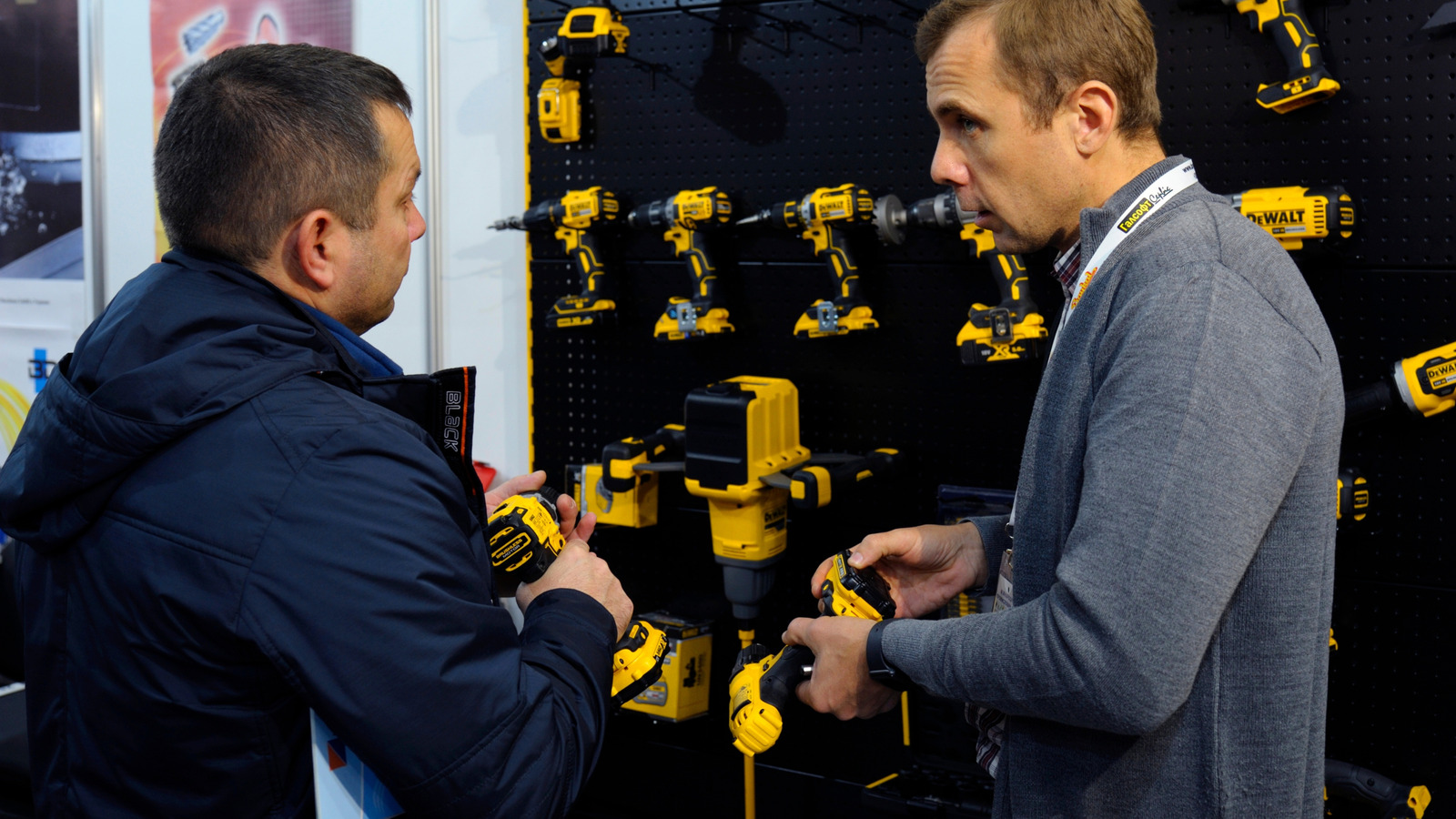 صفقة شراء واحدة واحصل على اثنتين مجانًا من Home Depot على أدوات Dewalt لن تدوم طويلًا