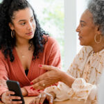 عادات النظافة الهاتفية السيئة لدى جيل الطفرة السكانية لا تستطيع الأجيال الشابة تحملها