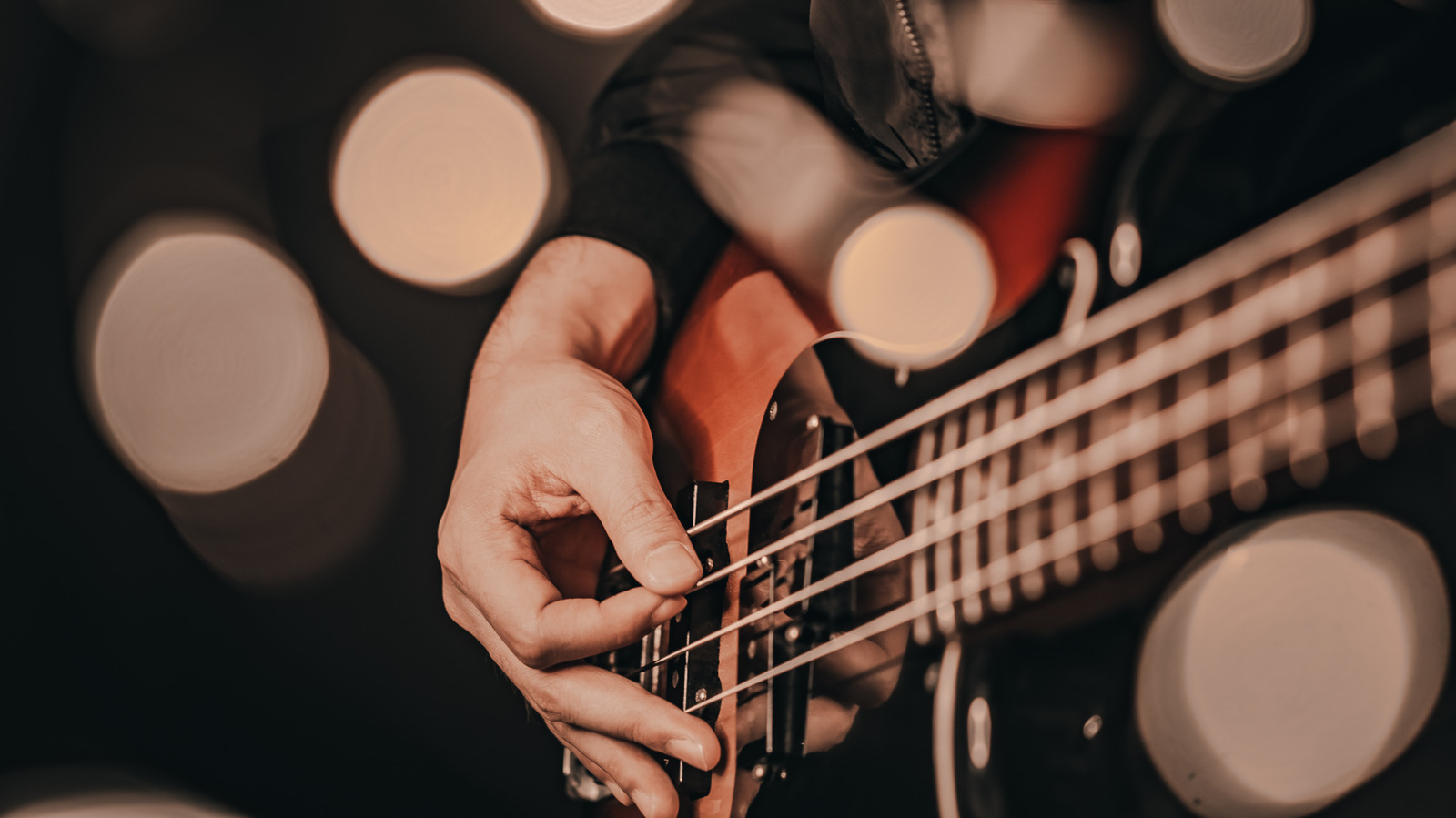 ما هو عمر سلاسل الغيتار باس؟