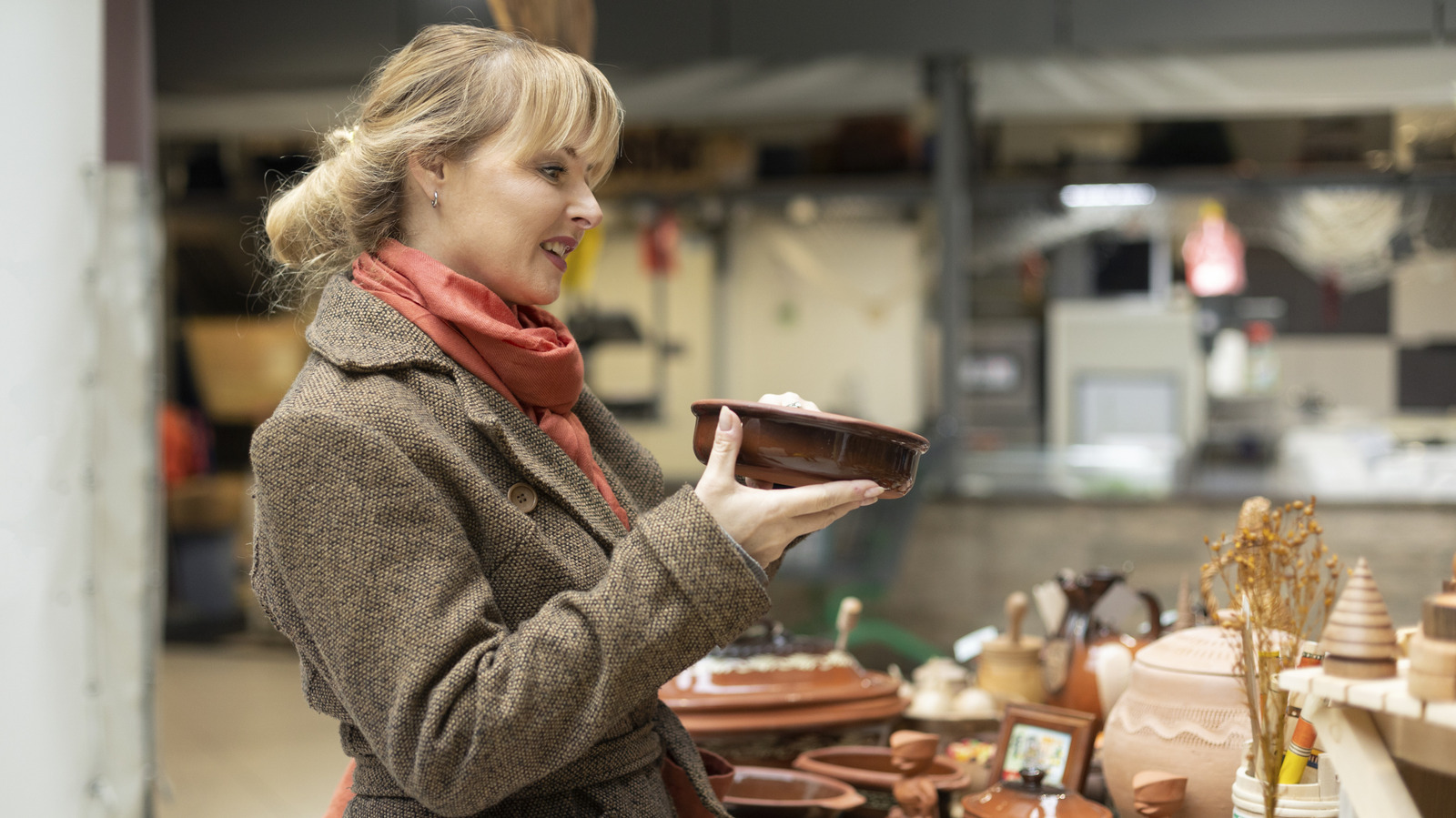 ننسى Pyrex و Le Creuset: أواني الطبخ القيمة والنابضة بالحياة التي يجب البحث عنها في متاجر التوفير