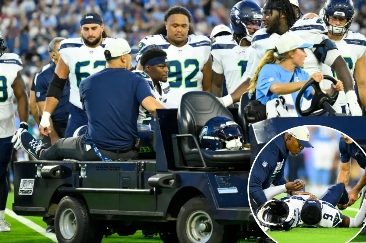 انطلق Bud Clark من فريق Seahawks من الملعب مصابًا بكسر في الكاحل في ضربة إصابة وحشية
