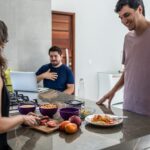 امرأة تحول بقايا سطح العمل الحجرية إلى طاولة قهوة فاخرة