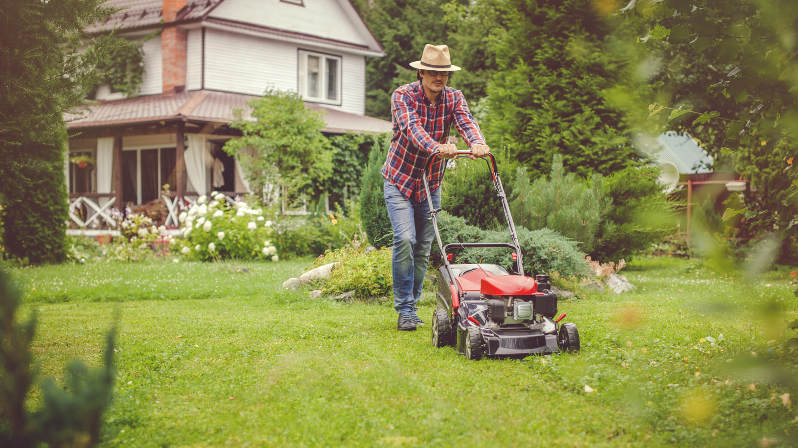 انسَ المرآب: حل التخزين الخارجي من أمازون الذي يحمي جزازة العشب الخاصة بك