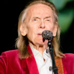 مقولة اليوم بقلم جوردون لايتفوت: "اتصلت بوالدي وكانت الكلمات الأولى التي خرجت من فمه..."