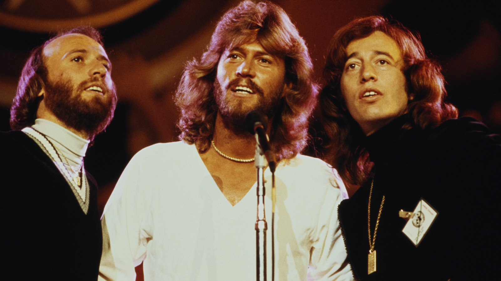 من الشائع أن يساء فهم كلمات أغنية Bee Gees، وقد تغنيها بشكل خاطئ