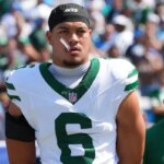 يسحب دان بيلتون لاعب فريق Jets صرخة من آرون جلين لتبديل الموقع داخل اللعبة