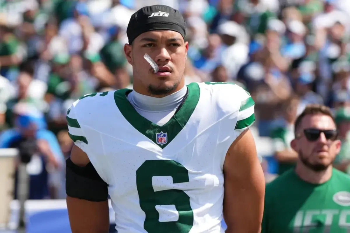 يسحب دان بيلتون لاعب فريق Jets صرخة من آرون جلين لتبديل الموقع داخل اللعبة