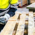 امرأة تستخدم المنصات الخشبية القديمة لإنشاء سطح للفناء الخلفي باستخدام DIY مثير للإعجاب