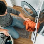 لماذا يترك مجففك علامات سوداء على ملابسك (وماذا تفعل حيال ذلك)