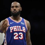 كيف فعل ليبرون جيمس في أول مباراة له مع 76ers