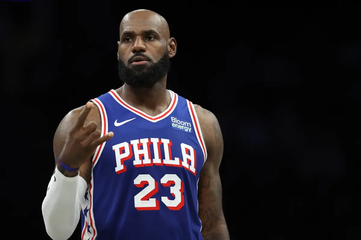 كيف فعل ليبرون جيمس في أول مباراة له مع 76ers