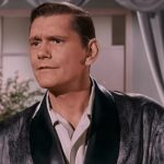 قبل 57 عامًا، تعرض ديك يورك من فيلم Bewitched لحالة طبية طارئة في موقع التصوير أنهت مسيرته